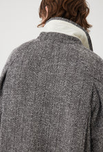 画像をギャラリービューアに読み込む, Wool Herringbone Soutien Collar Overcoat
