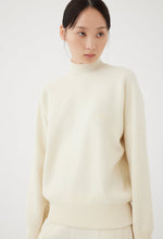 画像をギャラリービューアに読み込む, Wool Knit Mock Neck Pullover in Cream
